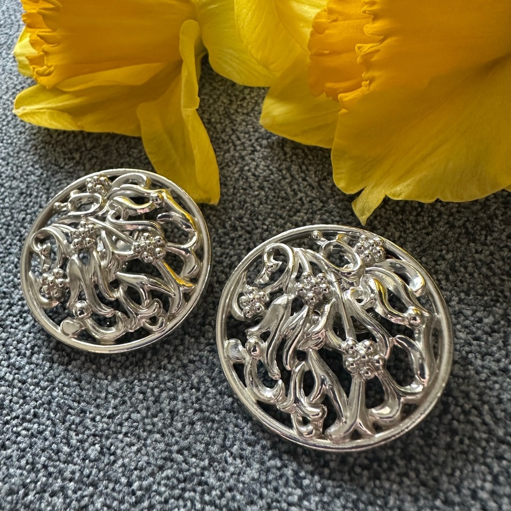 Vintage TARA Filigree Flower Clip On Earrings